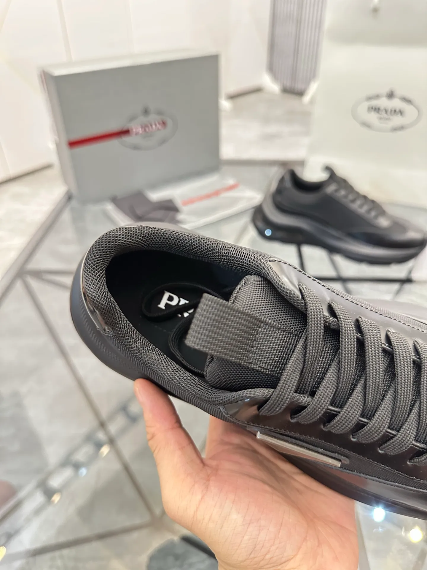 Men's shoes: 💰P680¥ High-end top quality Product trademark: Prada *"Prada*" low-top casual shoes Regular size: 38-45 (can be customized to 46) Product materials: Upper imported cowhide spliced ​​with breathable mesh, breathable lining, cowhide foot pads, original ultra-light foam outsole. No.: 001
